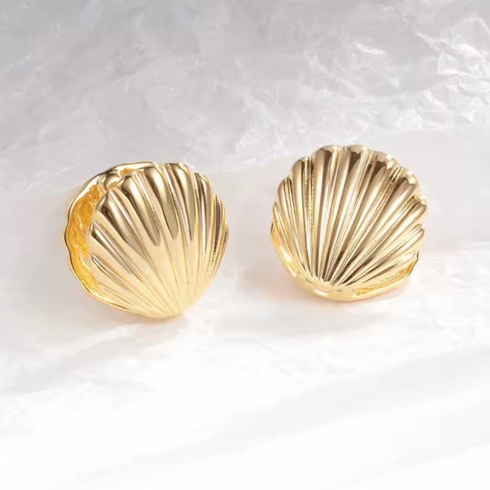 Gold Shell Earrings 🐚 - Picture 2 of 2